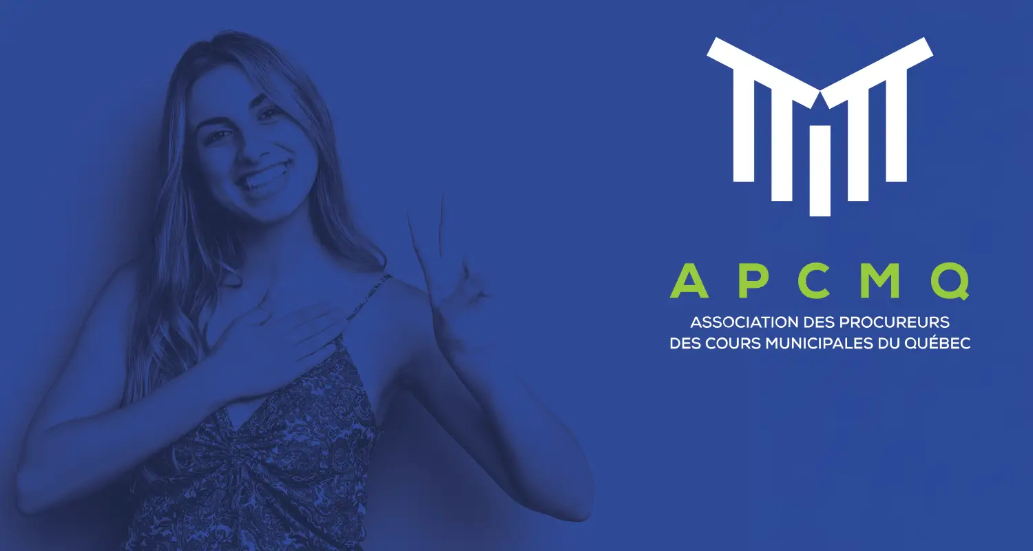 femme sur fond bleu avec le logo de APCMQ
