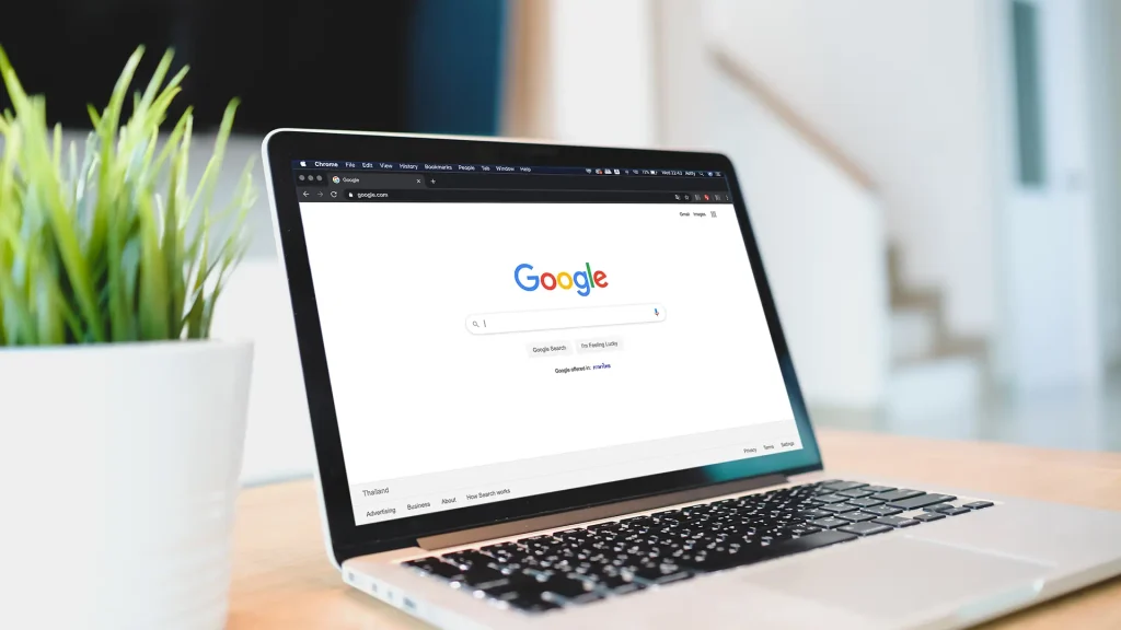 Ordinateur sur bureau avec une fenêtre de recherche Google