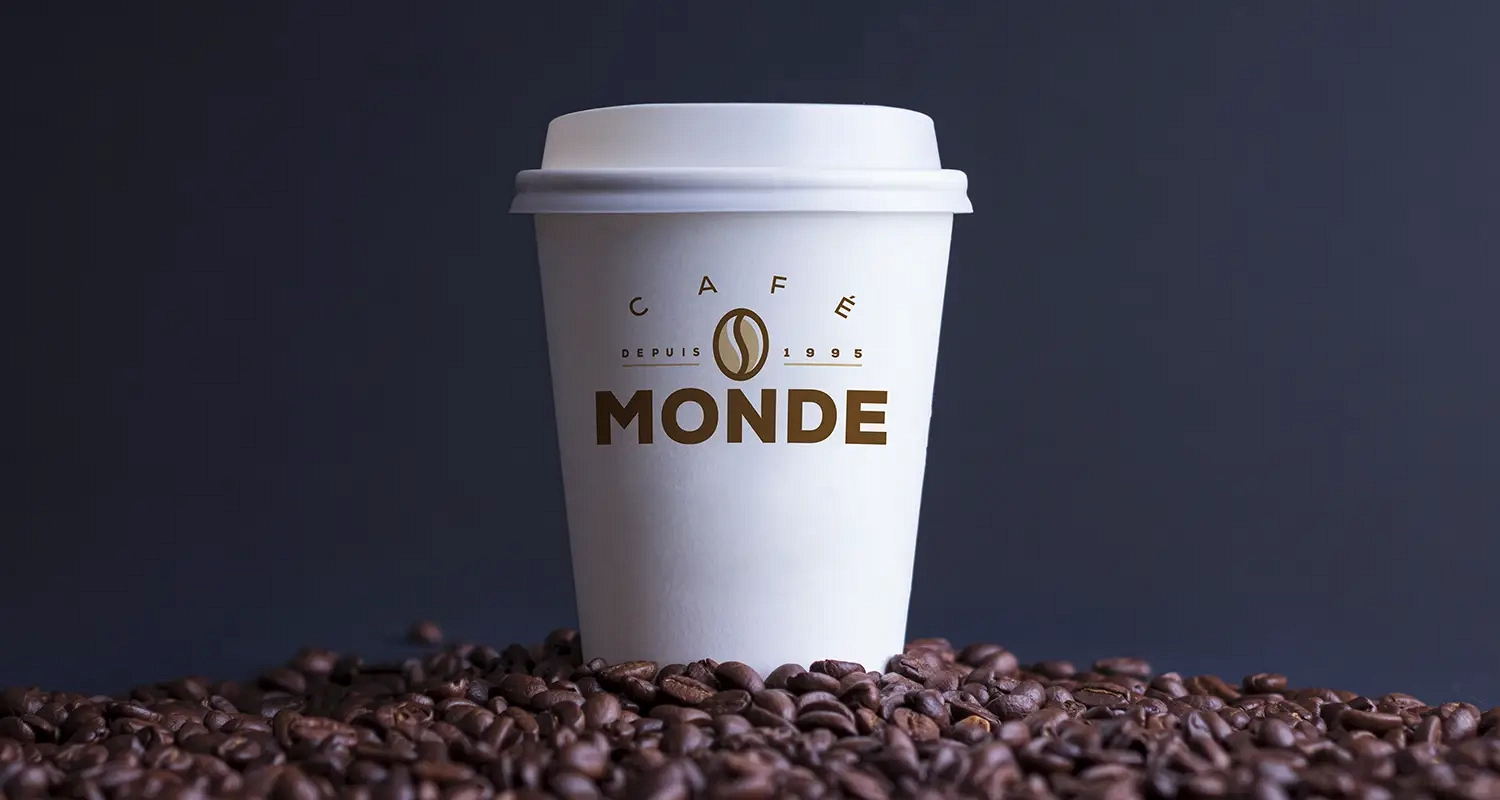 Verre de café de carton dans des grains de café
