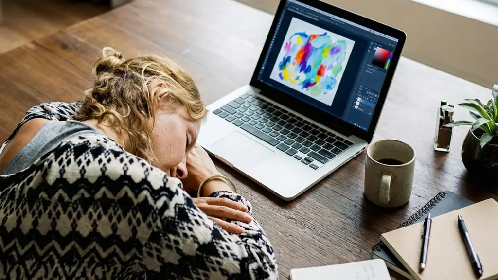 Designer graphique qui demande l'aide d'un graphiste externe en entreprise