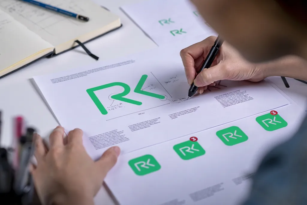 Graphiste qui met des annotations sur un logo