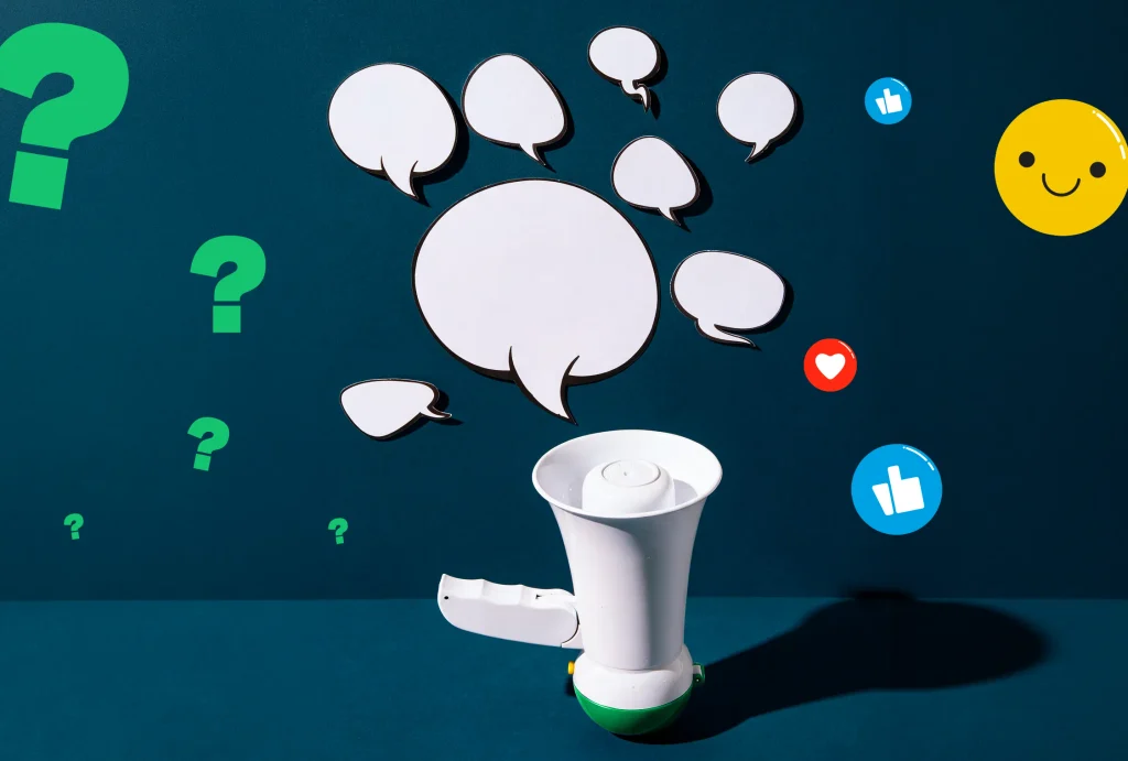 Mégaphone entouré de bulles de dialogue et d'icônes de réactions pour illustrer le point de vue comme levier de conversion