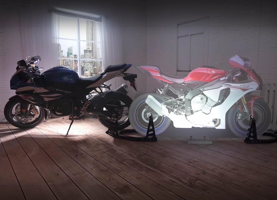 projection-sur-pexiglass-motion-design projection sur pellicule transparente du montage en motion design d'une moto Suzuki