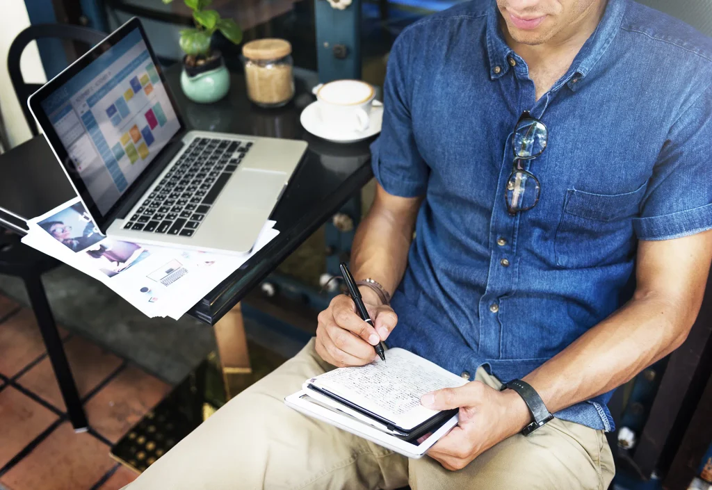 Un homme qui rempli un calendrier de publication sur les médias sociaux sans stratégie